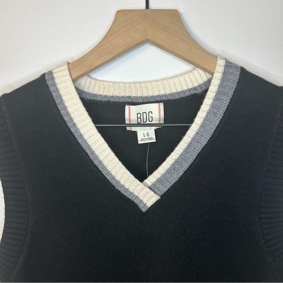 *NWT* BDG Ronnie Cropped V-Neck Sweater Vest in Black from Urban Outfitters Sz L - Picture 4 of 10